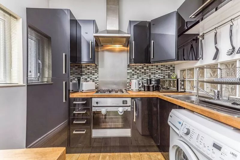 Modern, Close to beach, shops and restaurants, free wi fi, Sleeps 5,