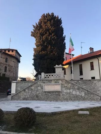 monumento ai caduti di Somma L.