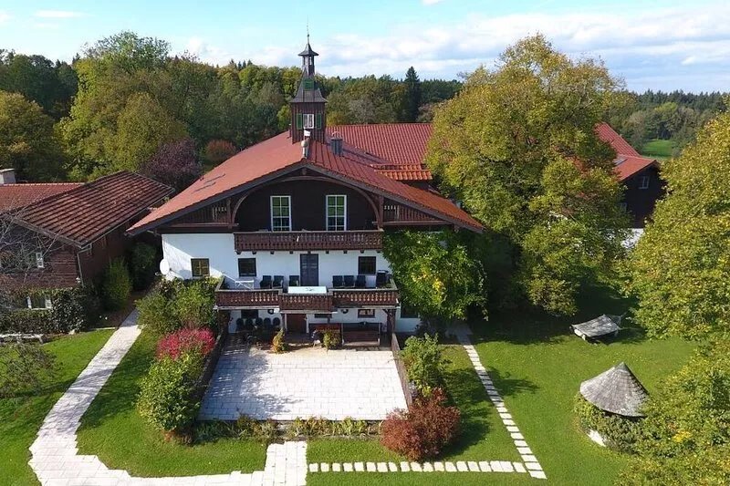 Large country house with mountain views on Gut Rechetsberg south of Munich