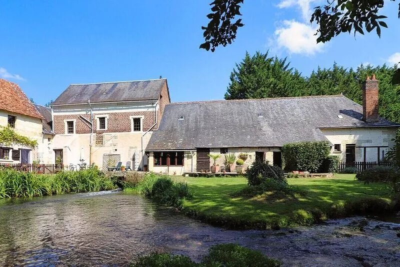 Tranquil riverside cottage in grounds of watermill.