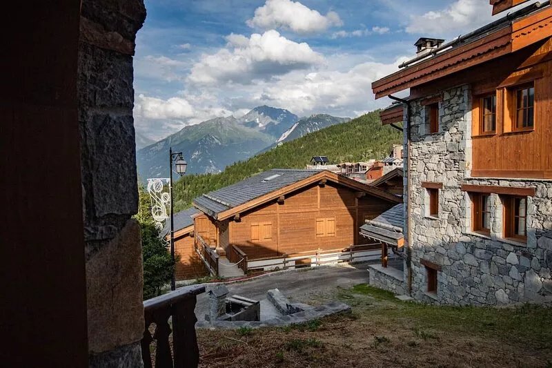 Chalet 10-12 people in the heart of Hameau de la Tania, in the resort center