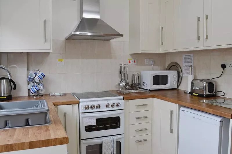 This holiday home is just a few minutes’ walk to the beach and is close enough