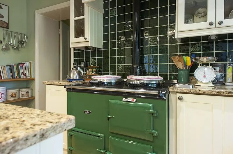 Large Victorian Town House. Pets welcome. Great for families or house parties