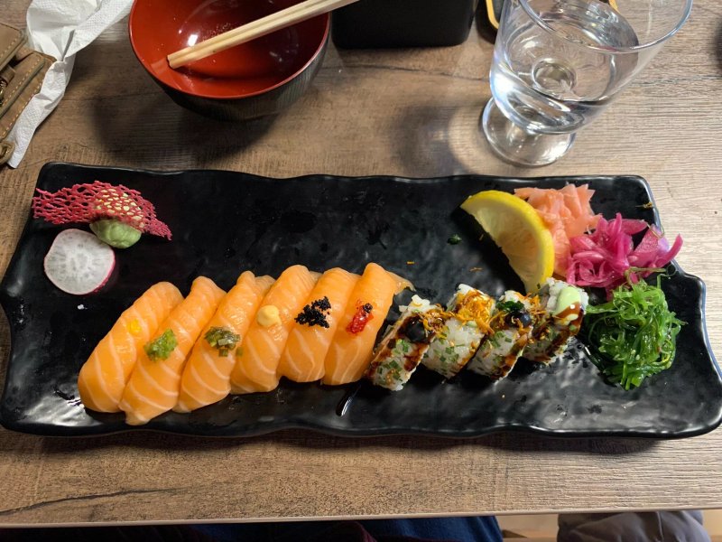 Aki Sushi & Ramen och poke bowl