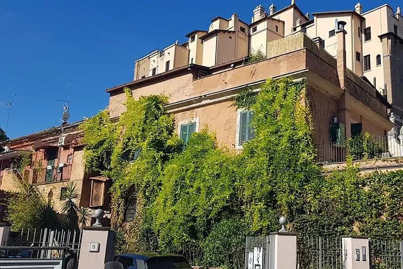 Ponte Milvio Luxury House offers spaces, furniture, services and comfort from 5