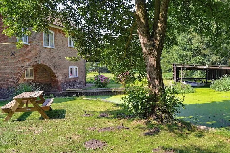 3 bedroom accommodation in Irstead, Norwich