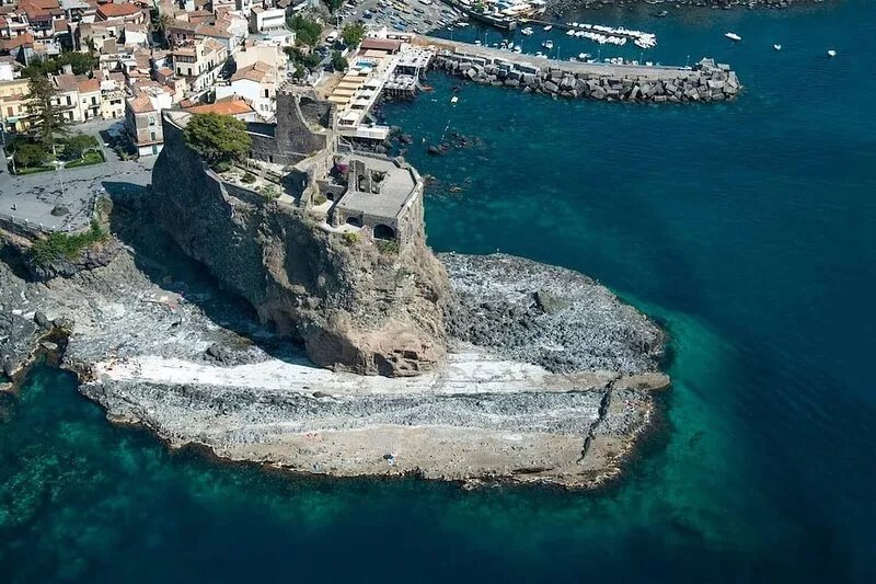 Up to 16 sleeps-pool-BBQ-garden-sea just crossing the street-Etna view- by
