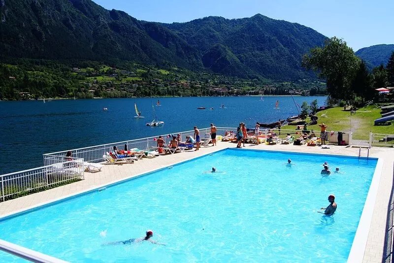 Directly on the lake with panoramic views