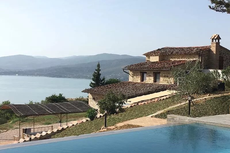 Villa Marghi, modern villa with infinity pool overlooking Lake Trasimeno