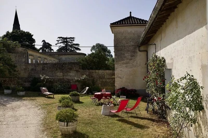 THE HOUSE OF HARVESTERS, in the heart of the vineyard.