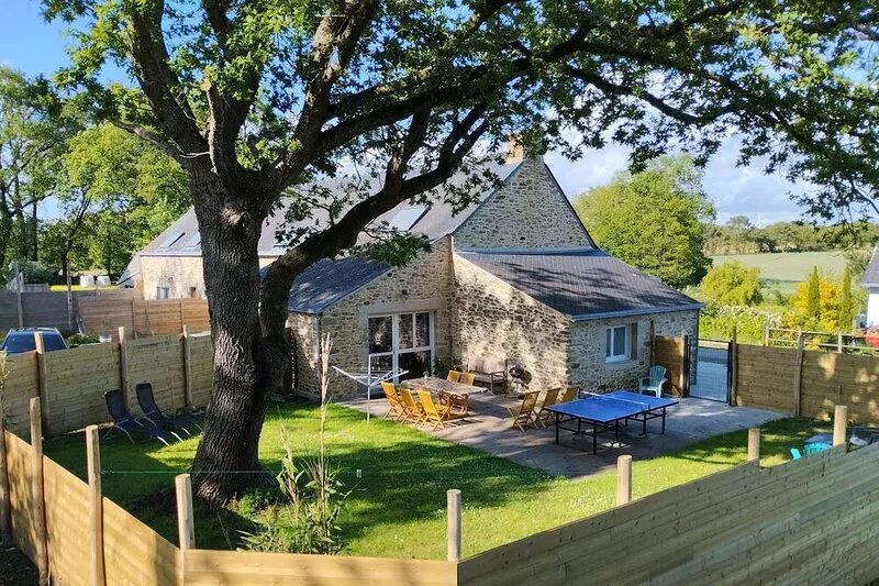 Longère PMR in dead-end enclosed garden. 15 minutes from the beaches and Golf