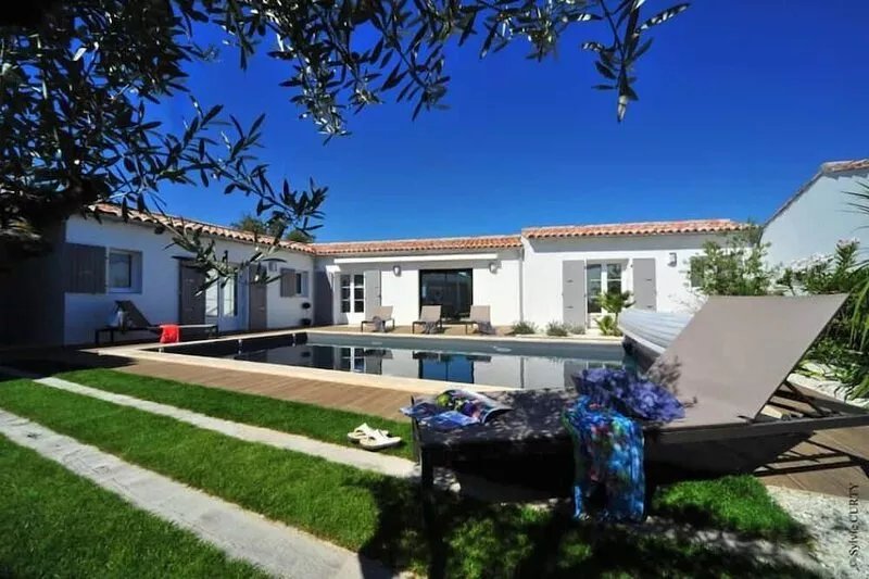 5min walk from the north beach, modern villa with private heated pool