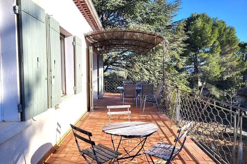 Au Centre du Village, Maison Avec Beau Jardin Arboré , Piscine Chauffée