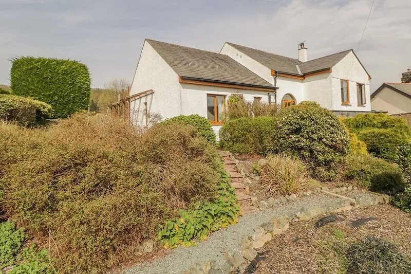BRAESIDE, family friendly, with open fire in Torver