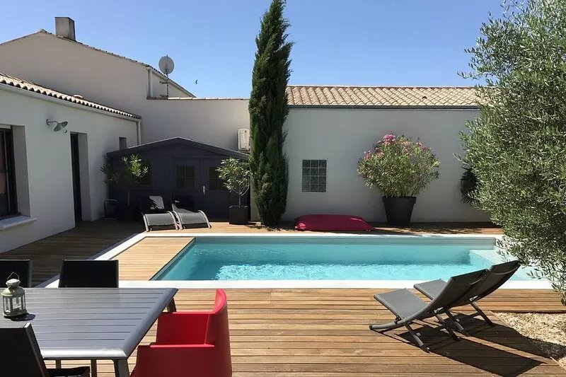Beautiful house, heated pool, 10 minutes from La Rochelle and the Ile de Ré