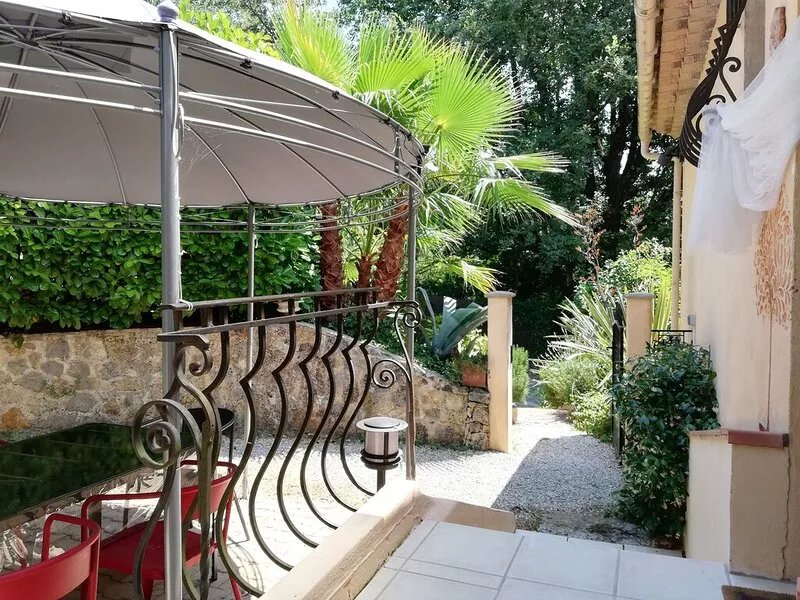 Nice air-conditioned apartment with terrace, 1 km from the village