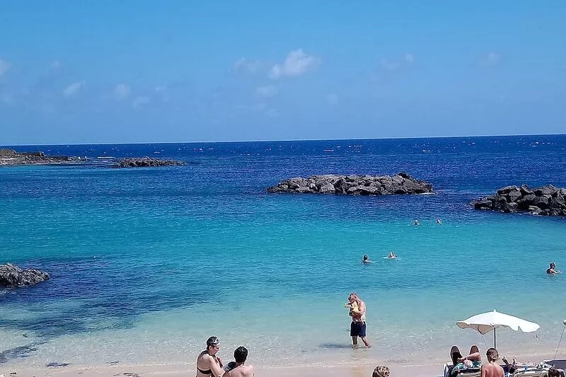 A beautiful sunny apartment in the perfect holiday location.