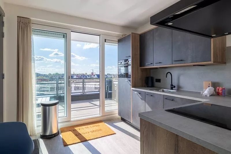 Appealing apartment by the beach