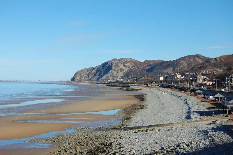 5 Star home from home in Snowdonia - where the mountains meet the sea