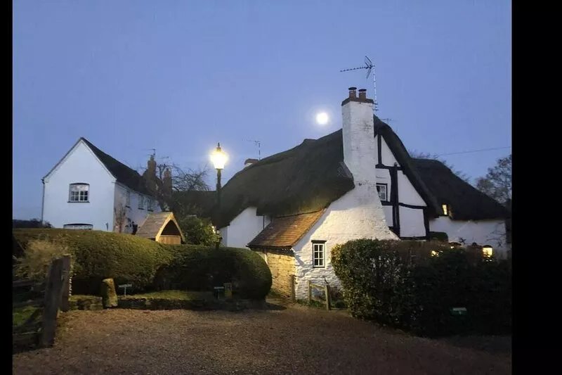 17th Century 2 Bed Thatched Cottage Close to Stratford Upon Avon. Private Garden