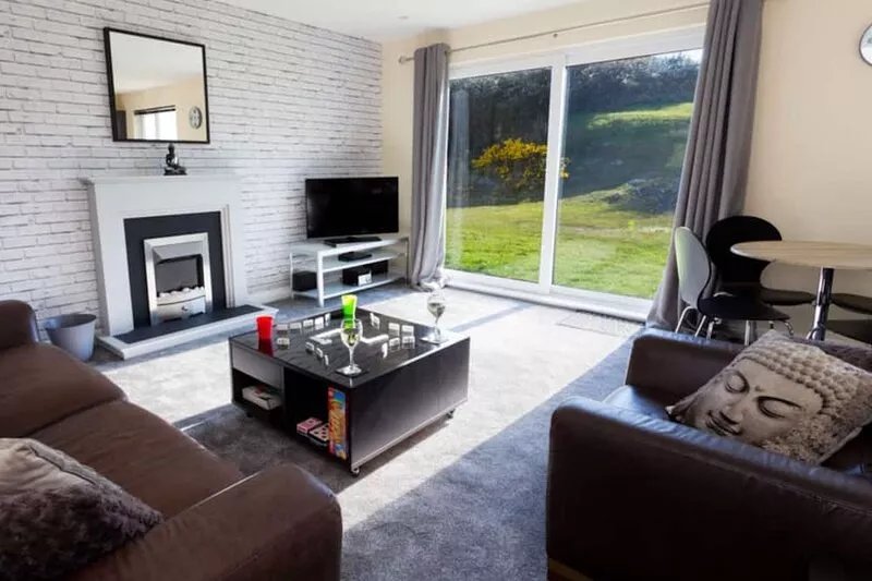 Lovely Modern 2 Bedroom Apartment