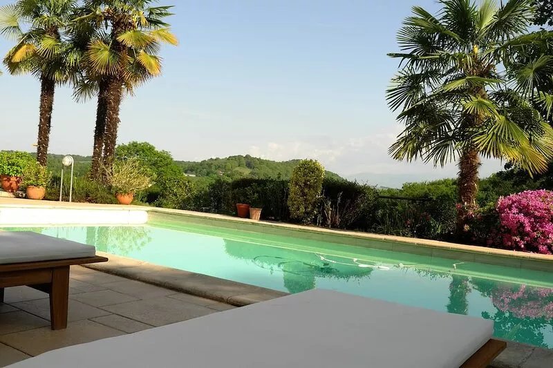 Stone house 1850, sleeps 4 with heated pool, 3-hectare property