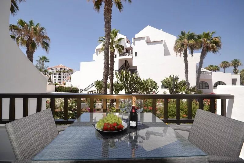 Vacaciones perfectas a lado del mar en el corazón de Playa de Las Americas