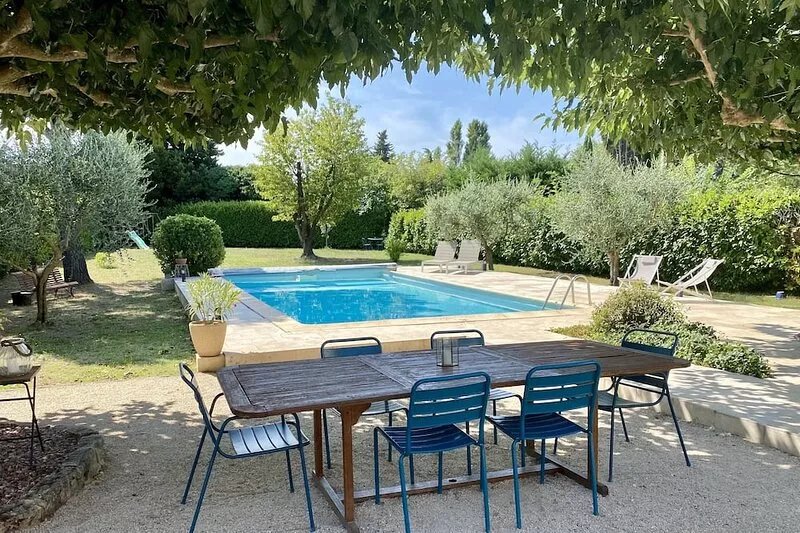 Superb villa near Avignon 4 bedrooms swimming pool large garden parking