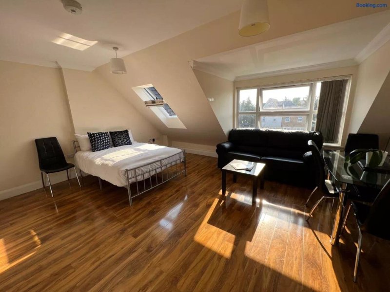 London Heathrow Airport Rooms R.C by C&P