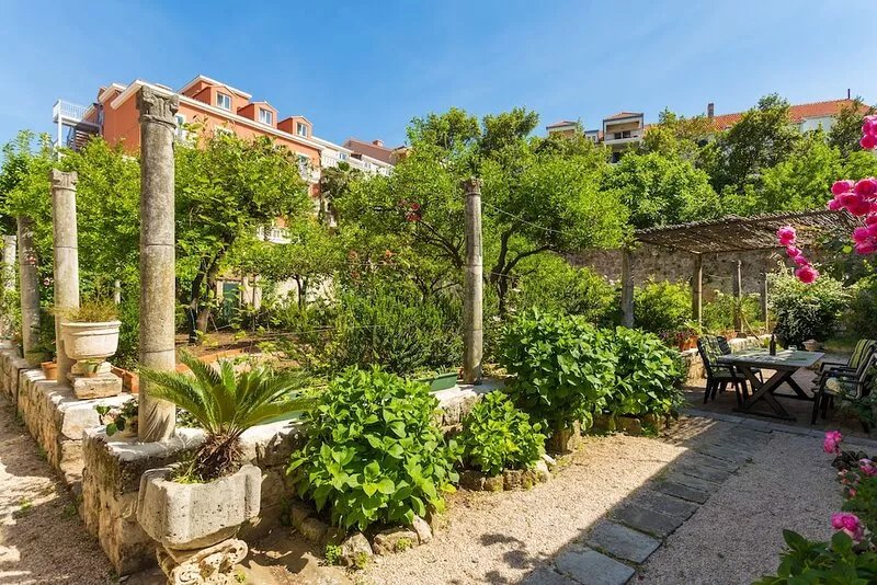 Heritage Dvori with garden, free parking next to sea beautiful location