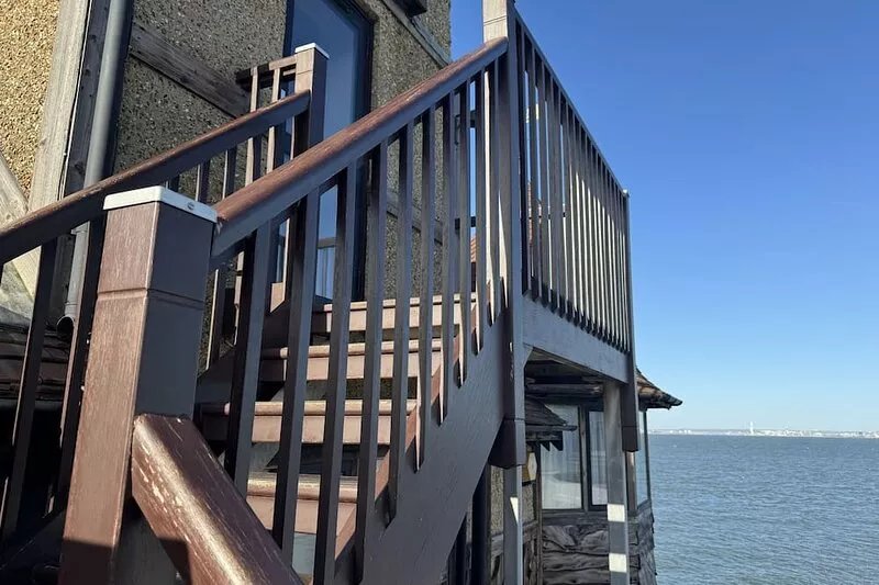 Fabulous seaside location, self catering apartment with balcony