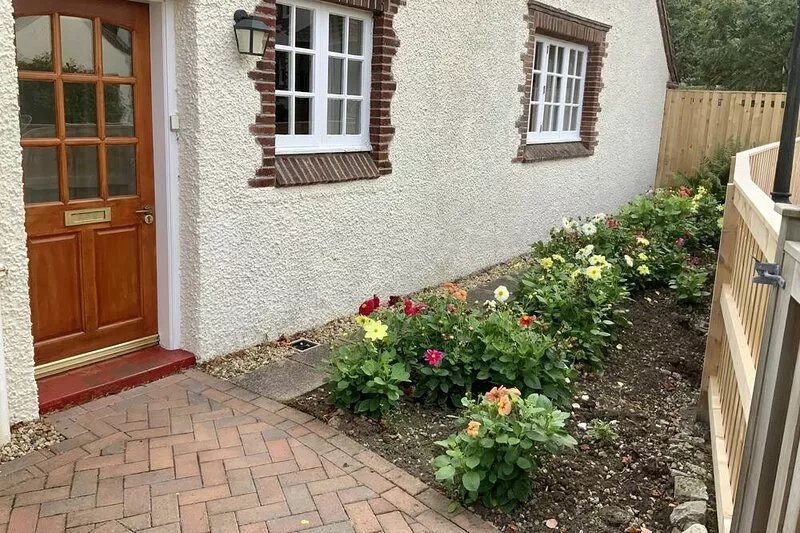 Luxury detached one bedroom cottage in Ayr