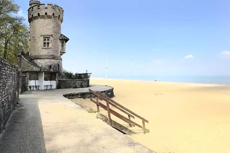 TOWER BARN COTTAGE, pet friendly, character holiday cottage in Ryde