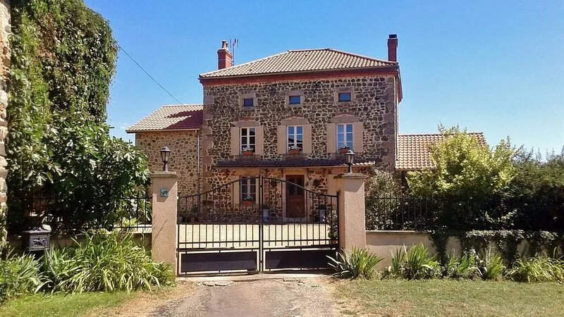 Beautiful  stone house , heated pool,1 hectare of land. Family friendly,local