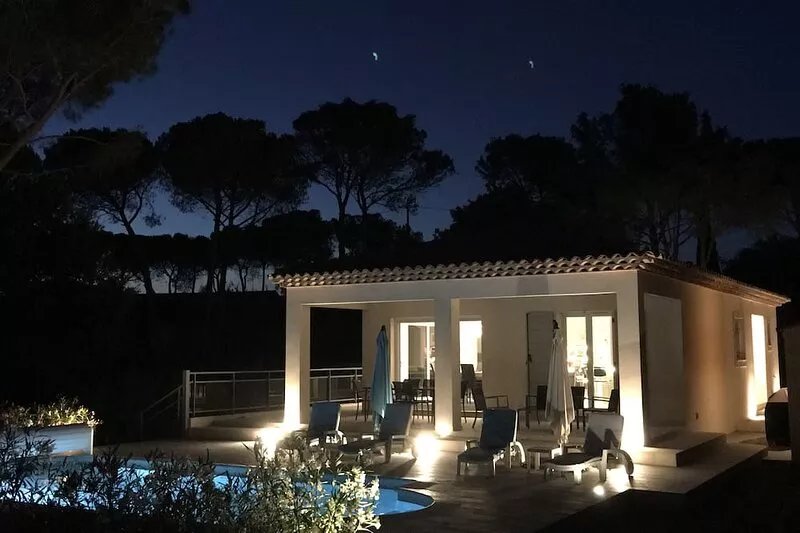 Air-conditioned detached villa with secure/heated swimming pool and large