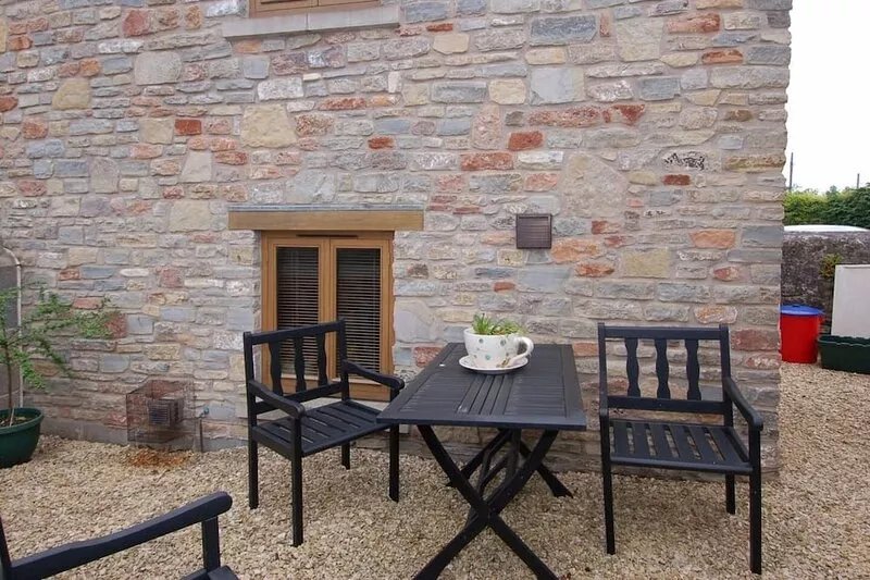 THE OLD CIDER BARN, country holiday cottage, with a garden in Wells