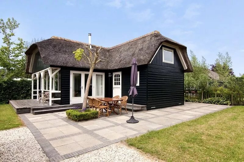thatched cottage with private garden near Gouda