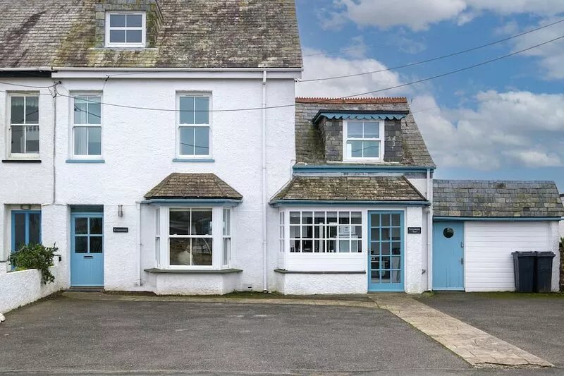 Attractive spacious 5 bedroom house in the heart of Rock