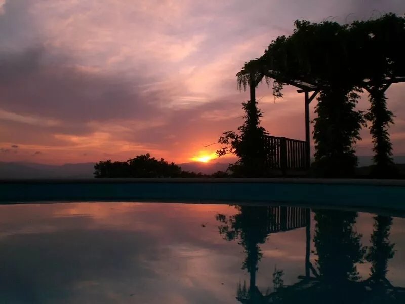 Country tranquility: 400 yrs old, 6 bedrooms, sleeps 14-16, private pool/sauna