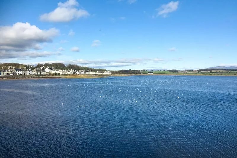 Situated in a harbour side location, ideally located to explore the rugged
