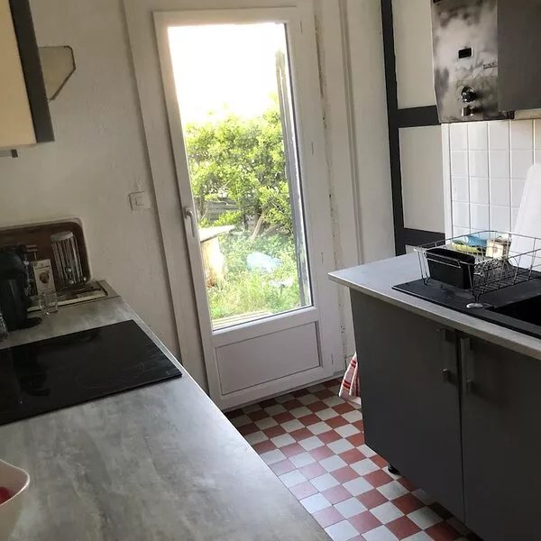 Close to all amenities: beach and shops