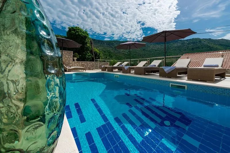Family Friendly Home with Private Heated Pool & Basketball Court