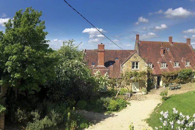 Large gentrified farmhouse nr trendy Bruton, 8 bedrooms, wild swimming, sauna.