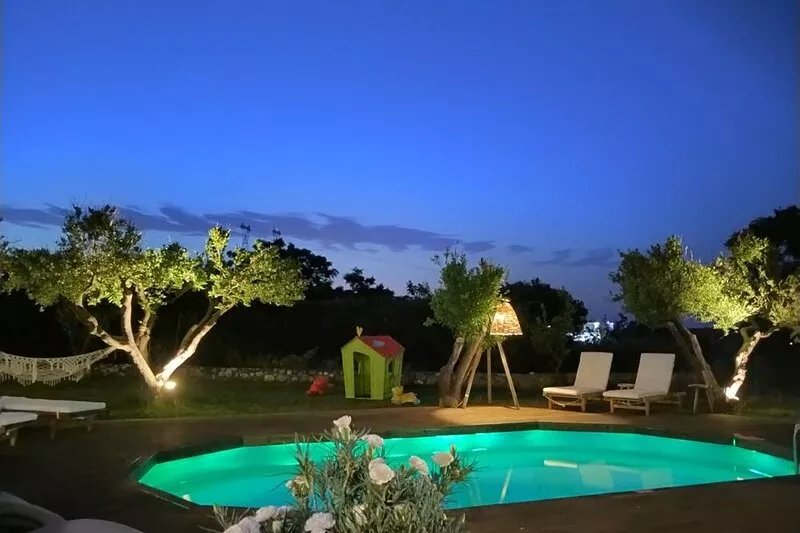 Absolute privacy in a large space full of nature with a swimming pool.