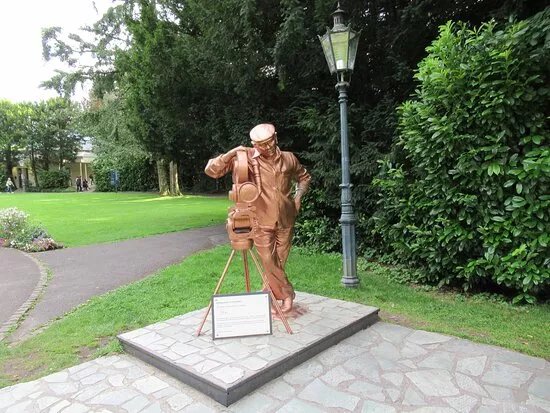 Yash Chopra Statue