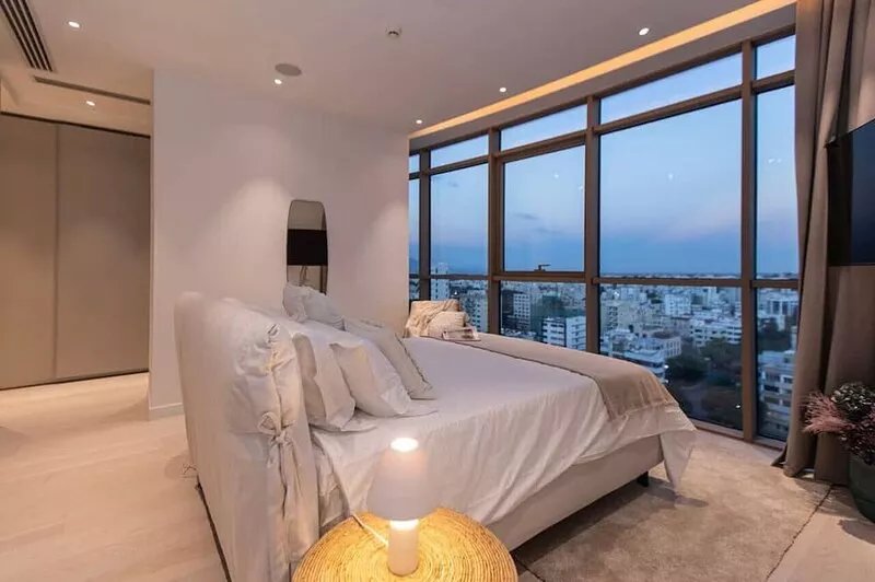 A spectacular suite apartment on a new high rise