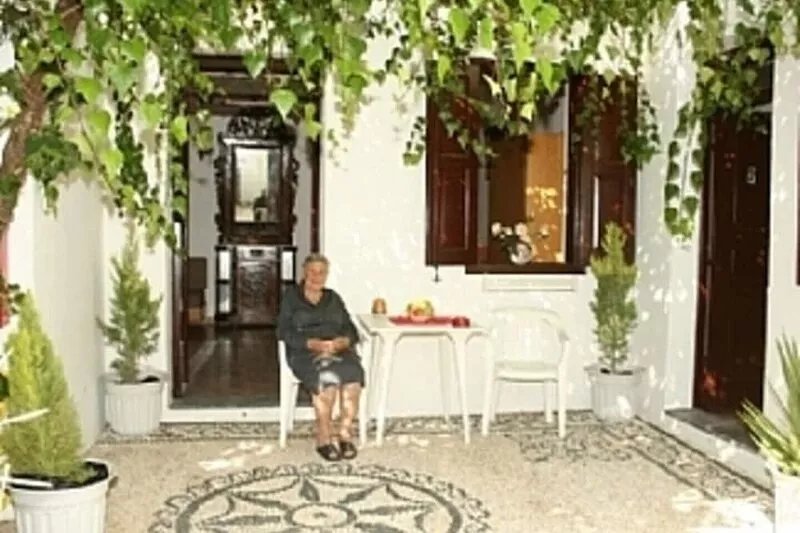 Leonida's studio apartment - on a hillside in a quiet location!