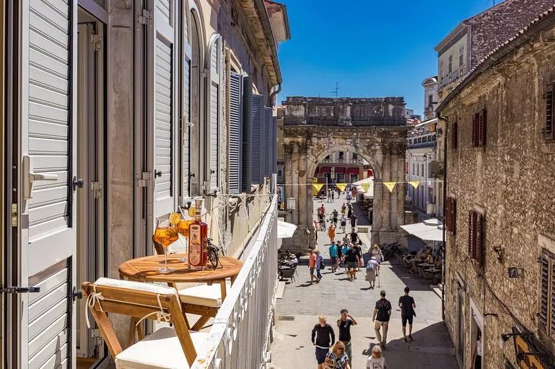 Beautiful apartment is  situated in the walking zone in the heart of city Pula