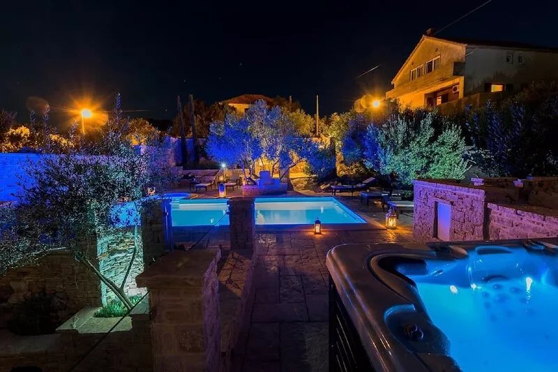 Beautiful Apartment in Murter with Swimming Pool