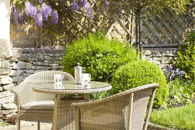 Cotswold stone cottage in the centre of Broadway village with parking